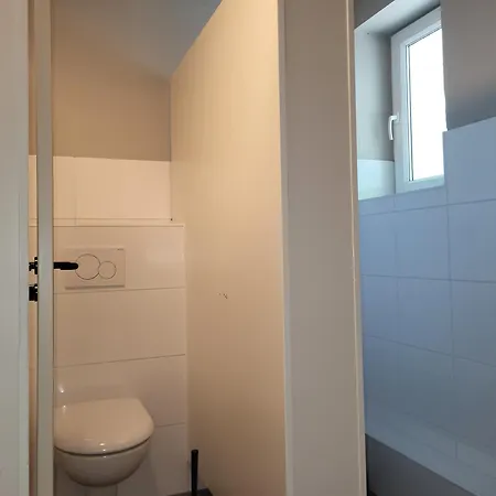 Hostel Hk-vermietung - Dezent, Ordentlich Und Preiswert Mit Allem, Was Es Wirklich Braucht Brieselang