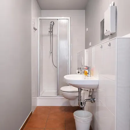 Hostel Hk-vermietung - Dezent, Ordentlich Und Preiswert Mit Allem, Was Es Wirklich Braucht *
