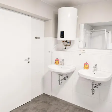 Hostel Hk-vermietung - Dezent, Ordentlich Und Preiswert Mit Allem, Was Es Wirklich Braucht Brieselang
